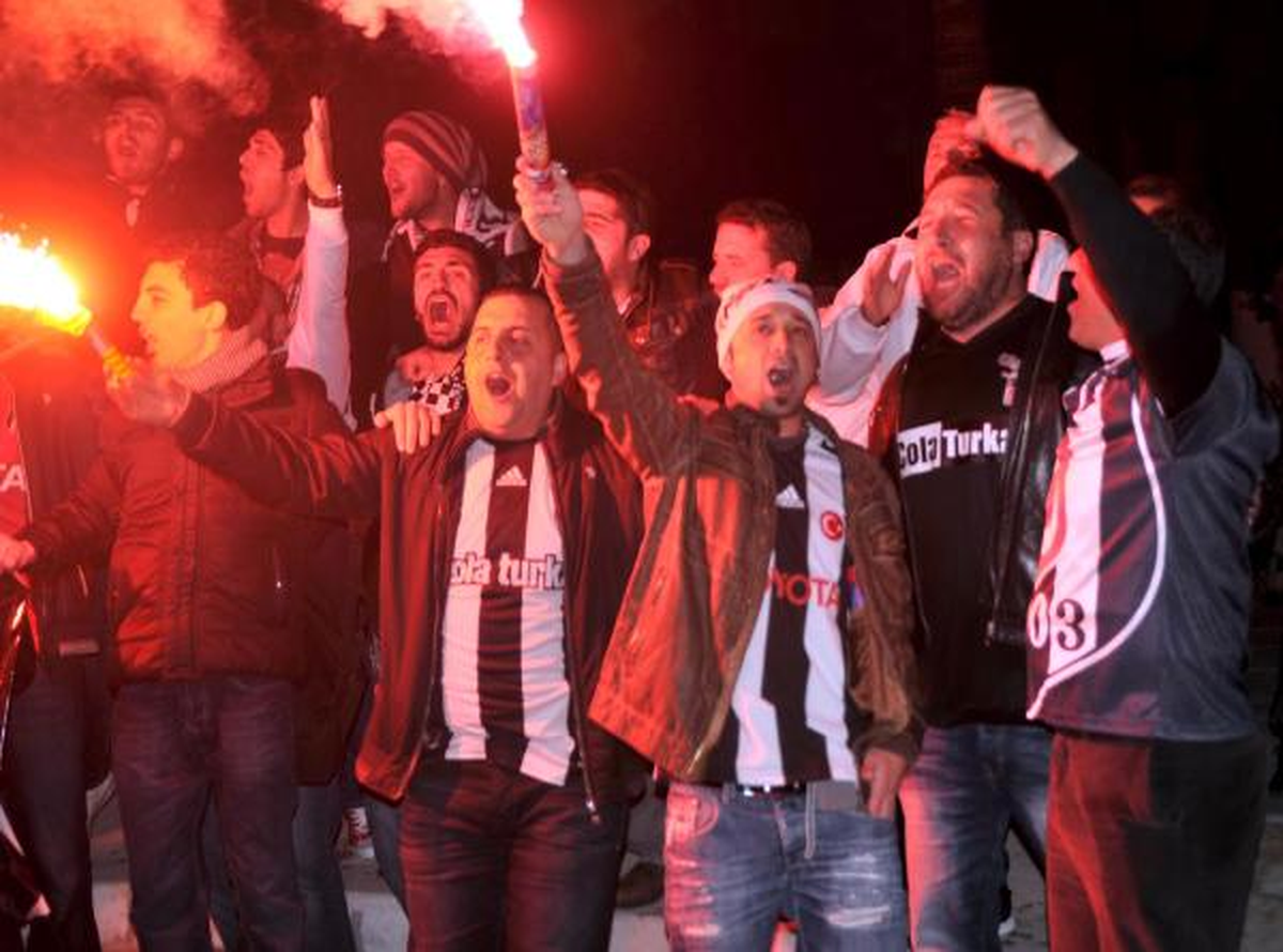 Bodrum\'da Derbi Öncesi Siyah- Beyaz Coşku