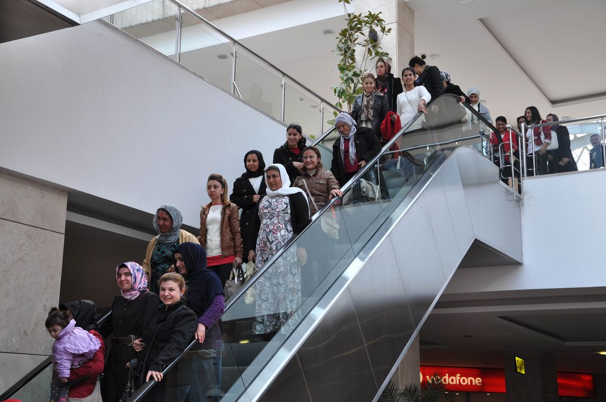 Demet Akbağ\'dan Derikli Kadınlara Teşekkür