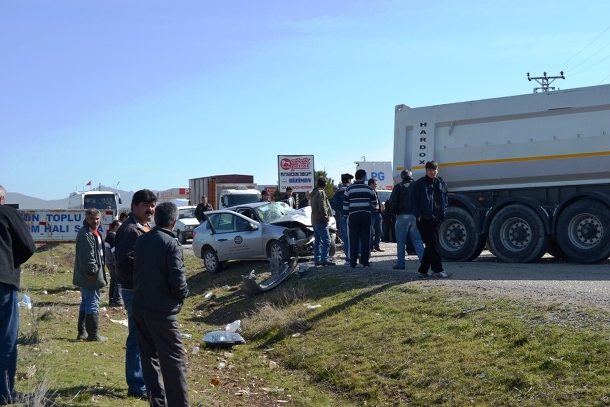 Eşme\'de Trafik Kazası 4 Yaralı
