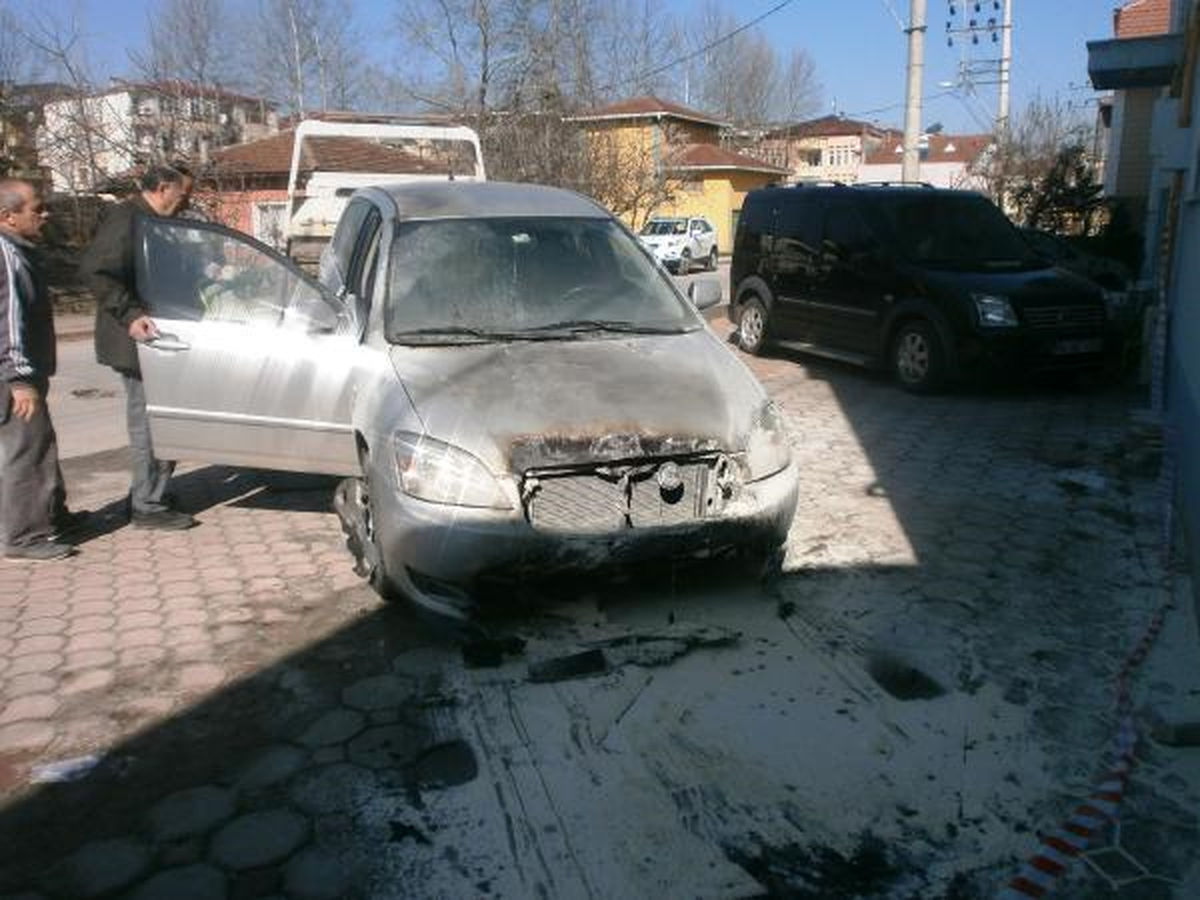 İşadamının Otomobilini Kundakladılar