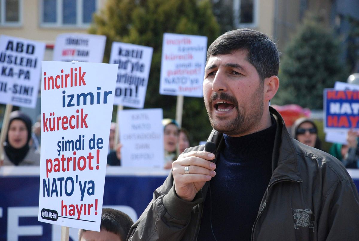 NATO ve Amerika Bayrakları Ateşe Verildi