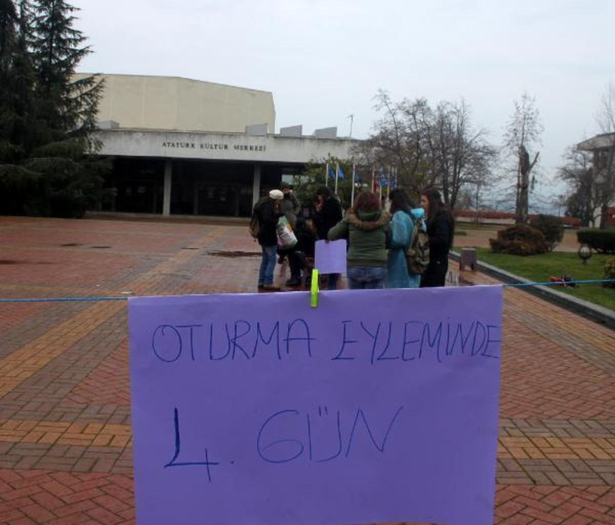 Öğrenciler Eylemden, Güvenlikçiler Müdahaleden Vazgeçmiyor