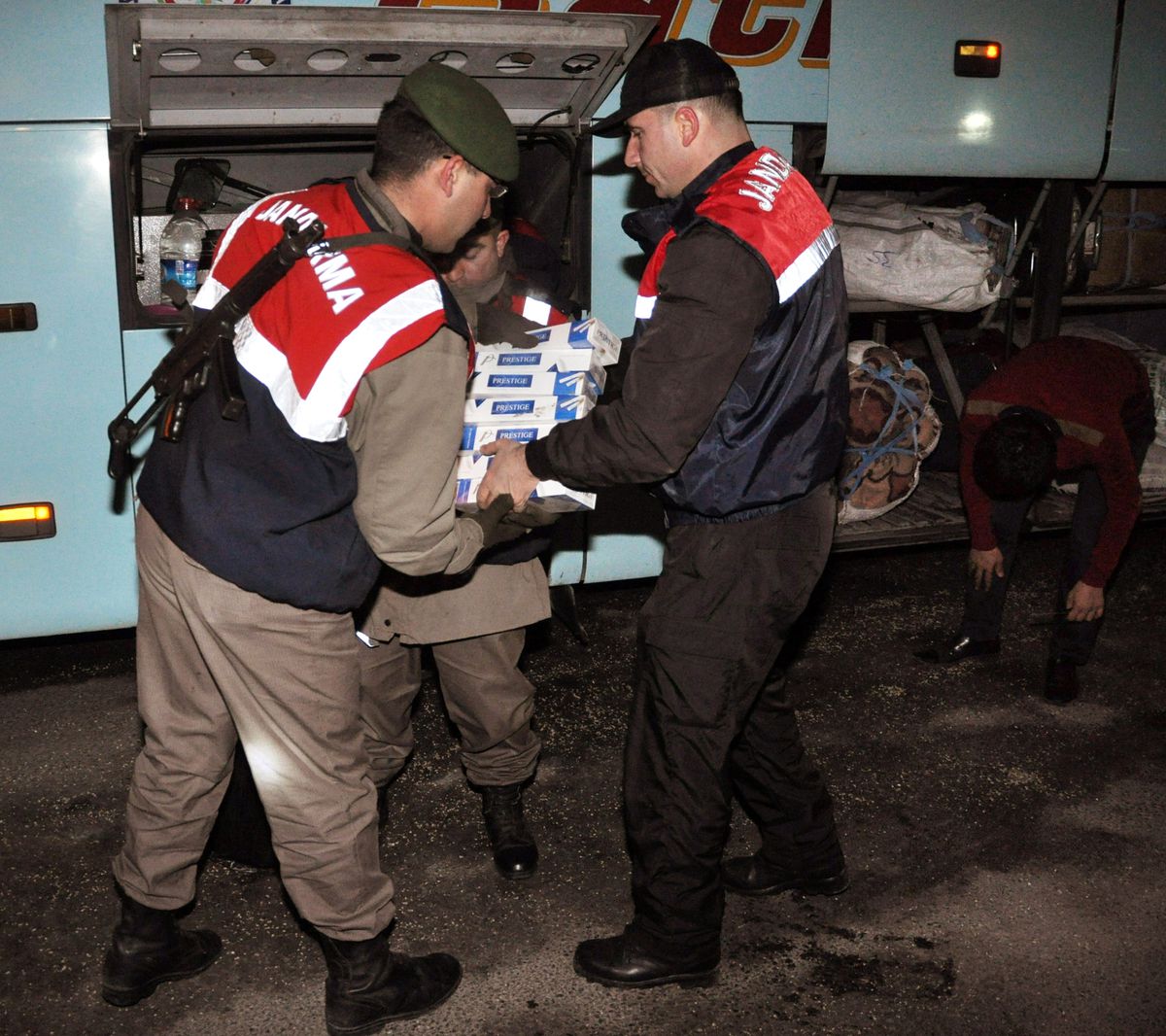 Otobüsün Bagajından Kaçak Sigara Çıktı