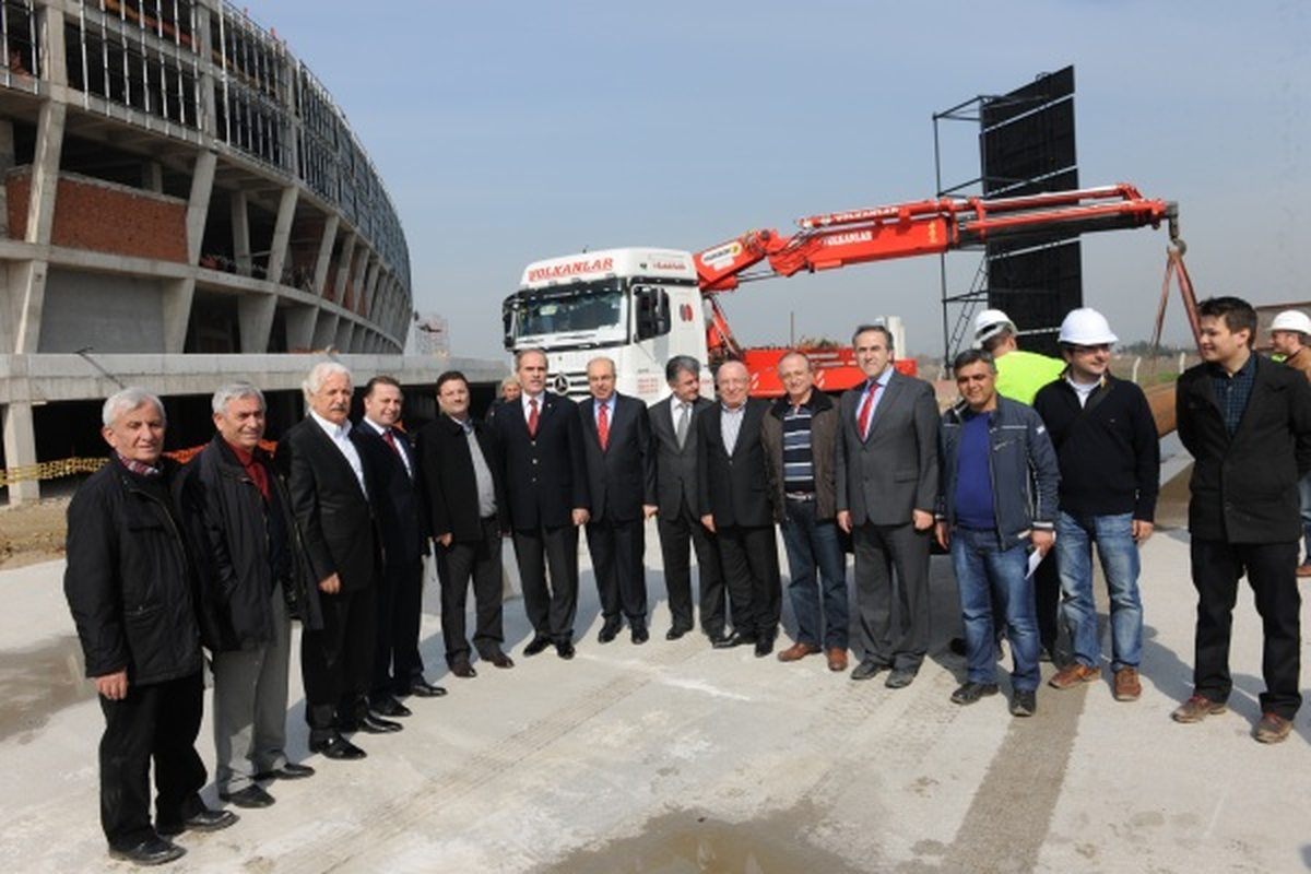 Stadyumun Kaplaması Başladı