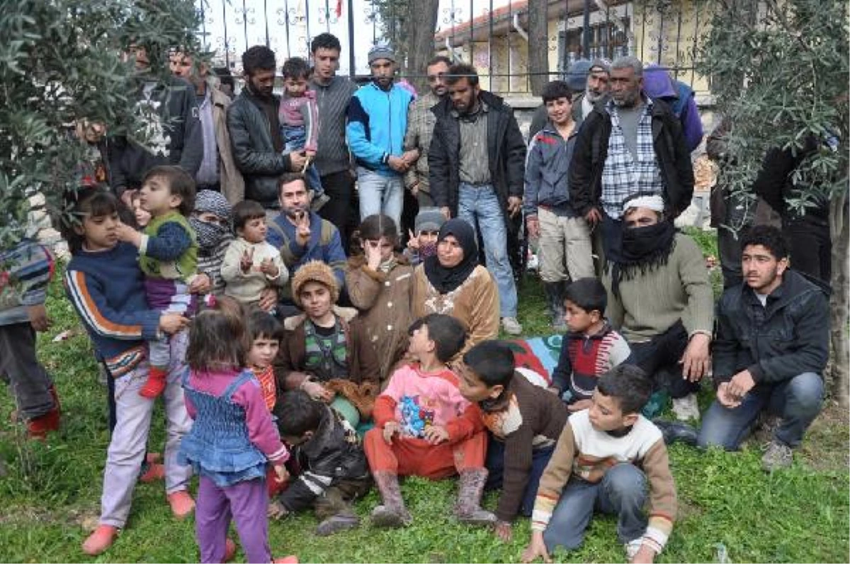 Suriyeliler, Cami Bahçesi ve Depolarda Kalıyor