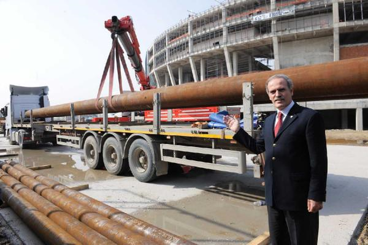 Timsah Arena\'nın Çatısı Gelmeye Başladı