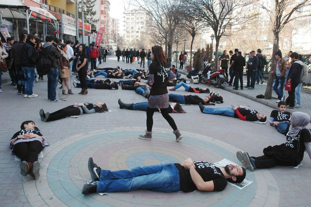 Üniversite Öğrencileri Cadde Üzerinde Yattı