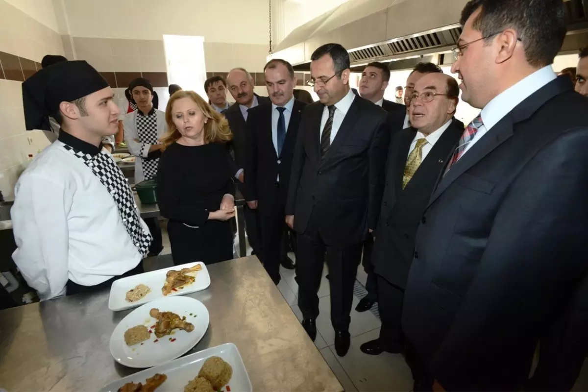 Vali Demir, Akköy Otelcilik ve Turizm Meslek Lisesini Ziyaret Etti