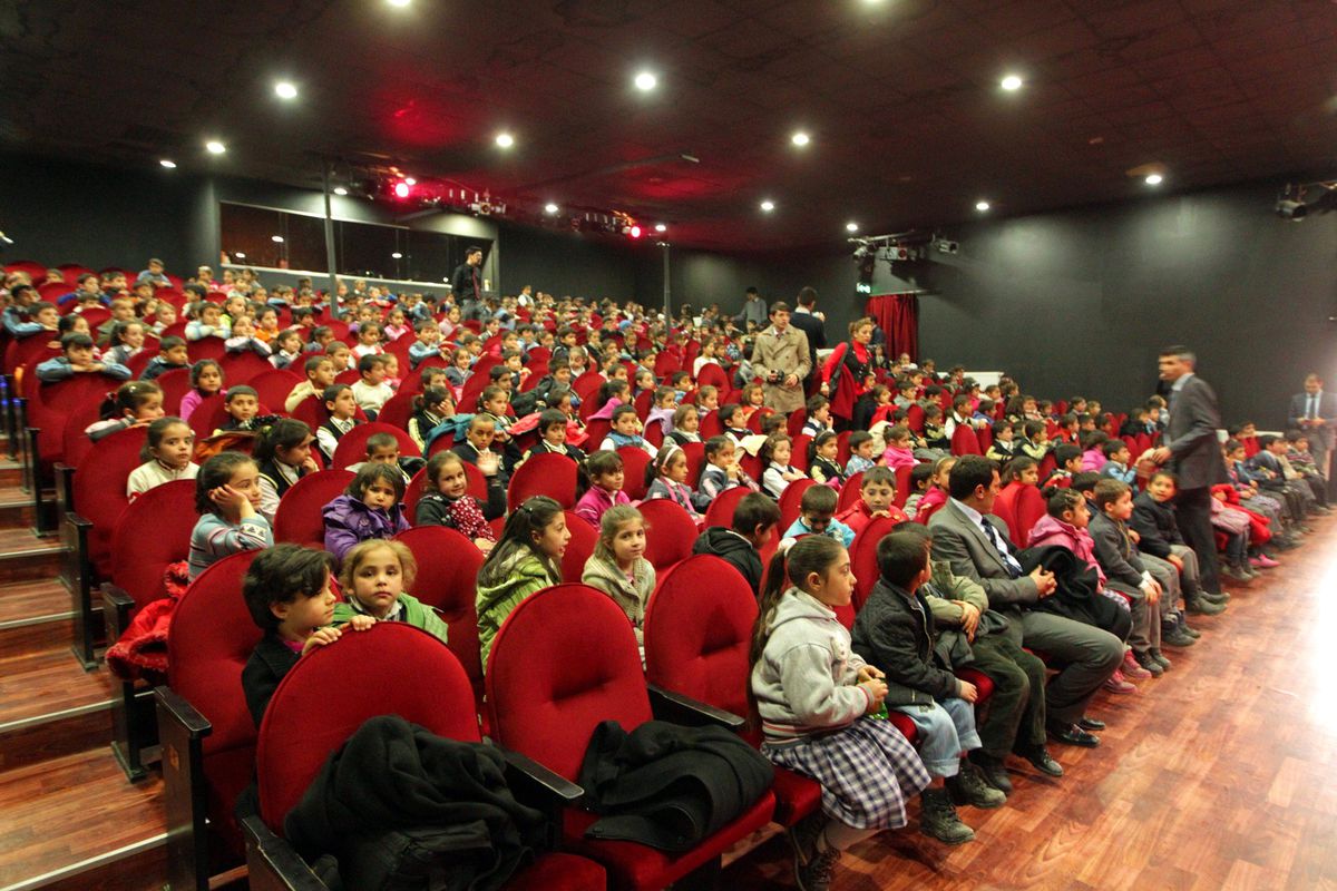 Van\'da 900 Öğrenci İlk Kez Tiyatro ile Buluştu