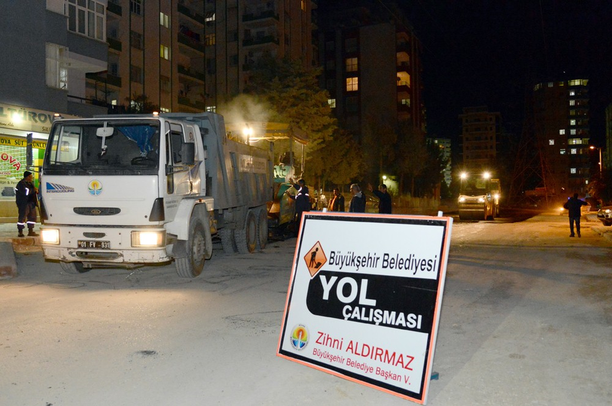 Adana\'da Yollar Gece Gündüz Asfaltlanıyor