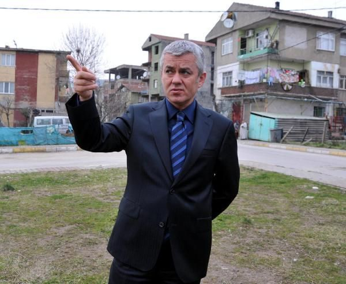 Ak Partili Belediye Başkanının Makam Aracı Kurşunlandı Ak Partili Belediye Başkanının Makam Aracı...