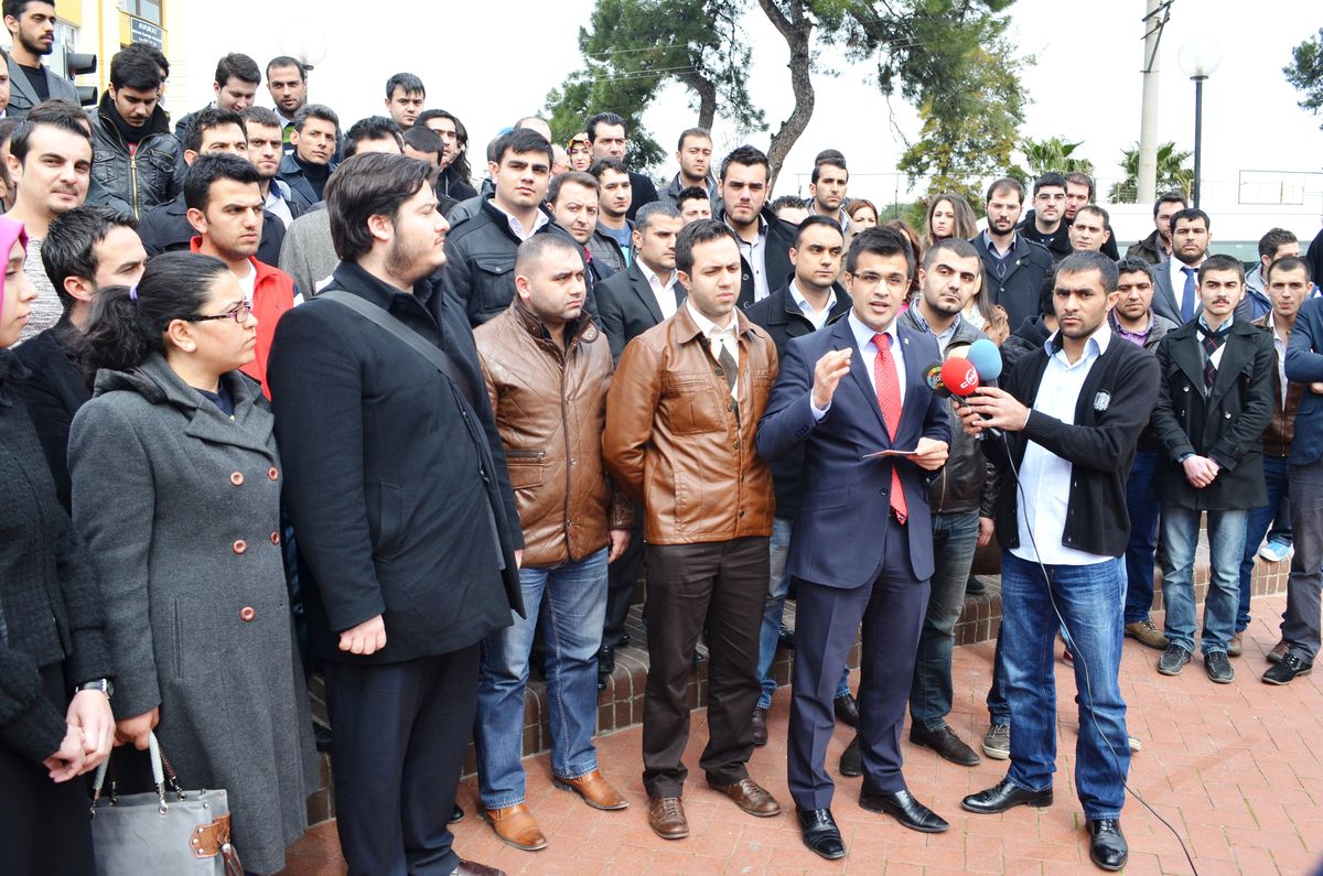 Ak Partili Gençler Çevik Bir Meydanına Karşı