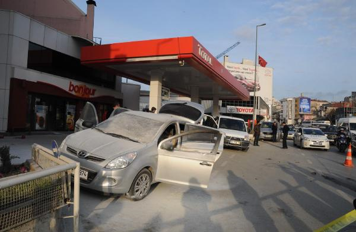 Akaryakıt İstasyonundaki Otomobile Molotoflu Saldırı