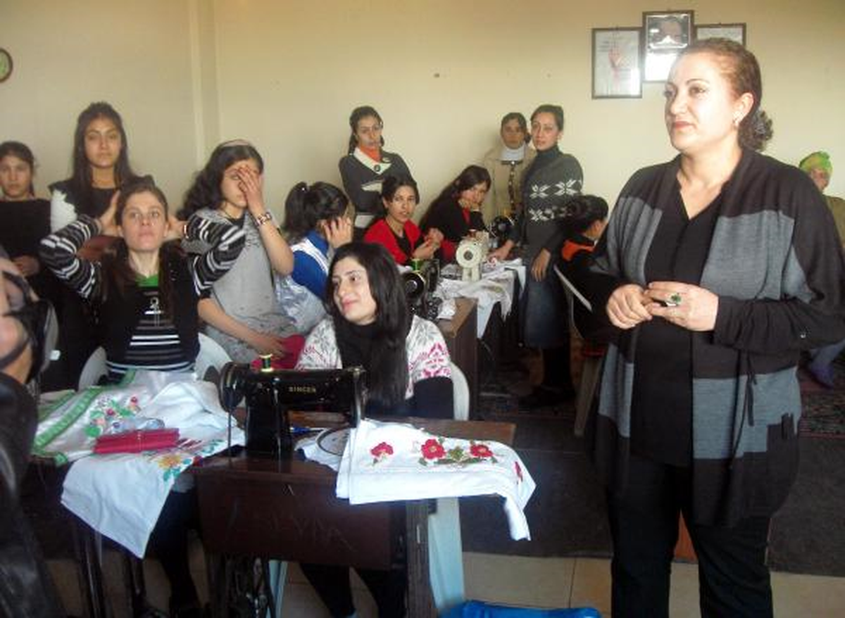 Ayşegül Öğretmen Köyde Biçki Dikiş Öğretiyor