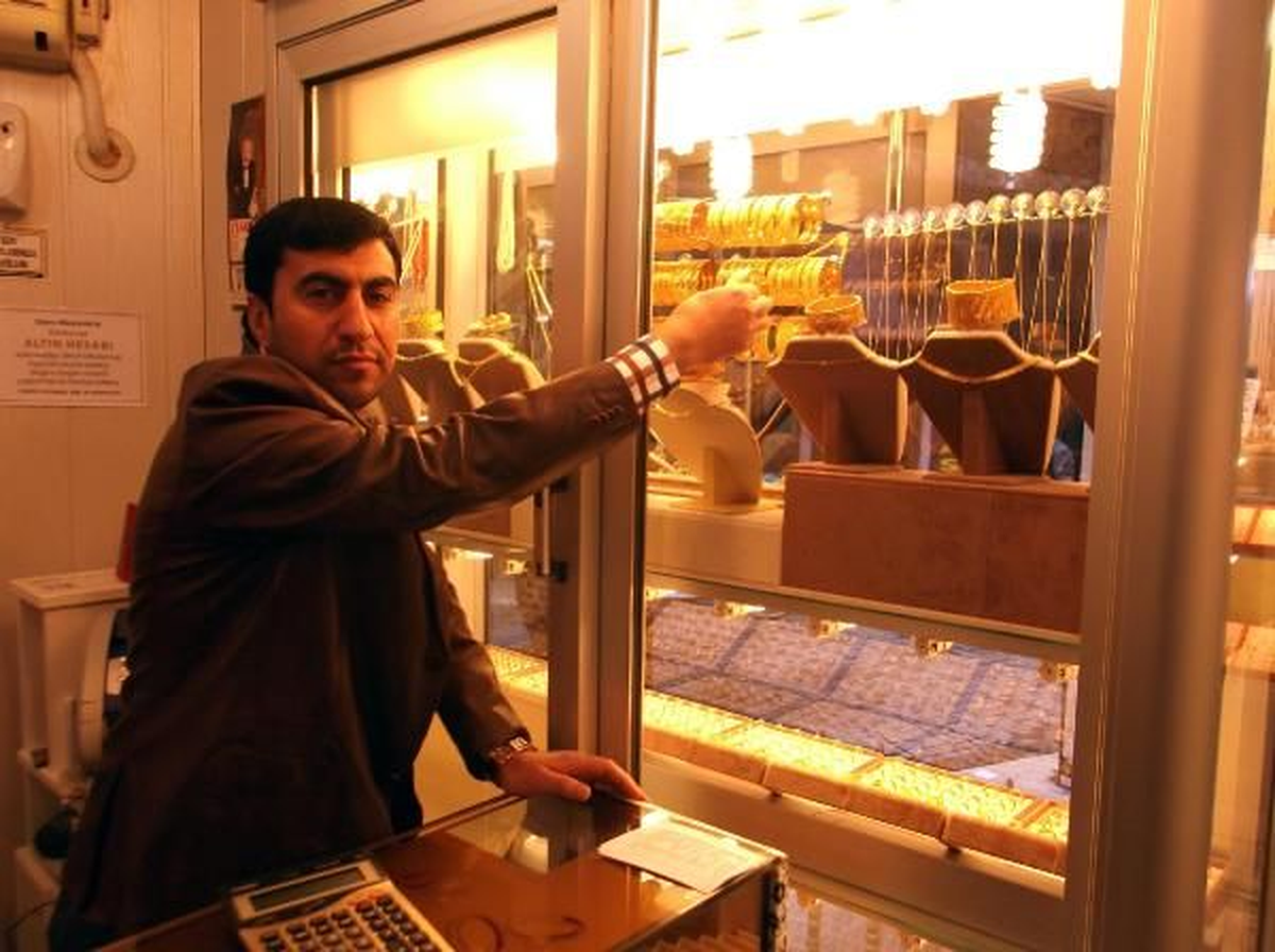 Kuyumcunun Gözleri Önünde Bilezikleri Çaldılar