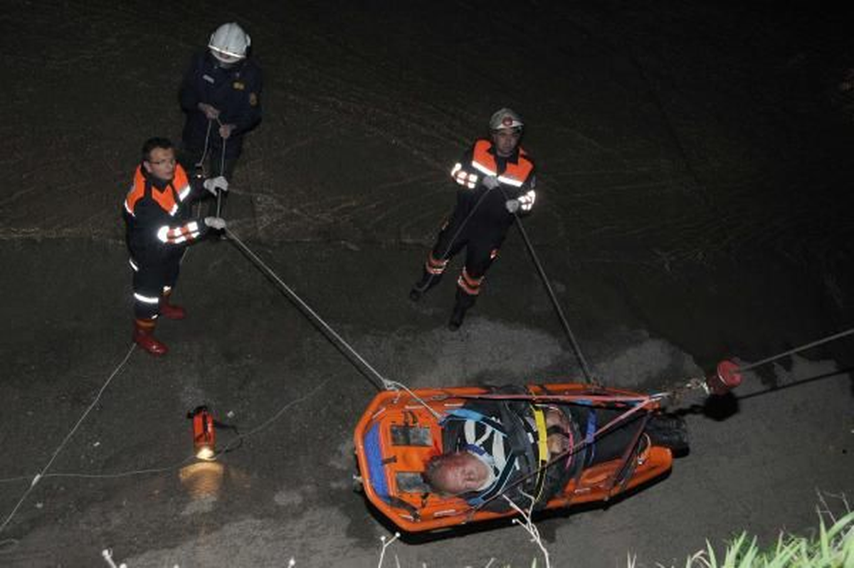 Dengesini Kaybedip 8 Metreden Dere Yatağına Düştü