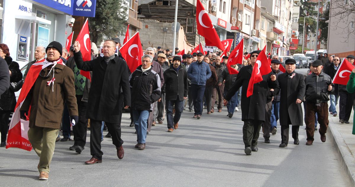 Eksilivri\'de Emekli Askerlerden \'Silah Arkadaşlığı\'na Saygı\' Yürüyüşü