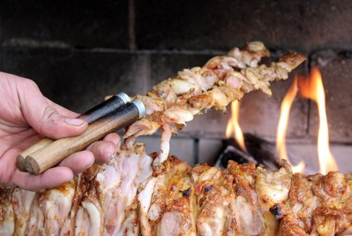 Erzurum Tavuk Etinden Cağ Kebap Yaptı Tavuk Etinden Cağ Kebap Yaptı
