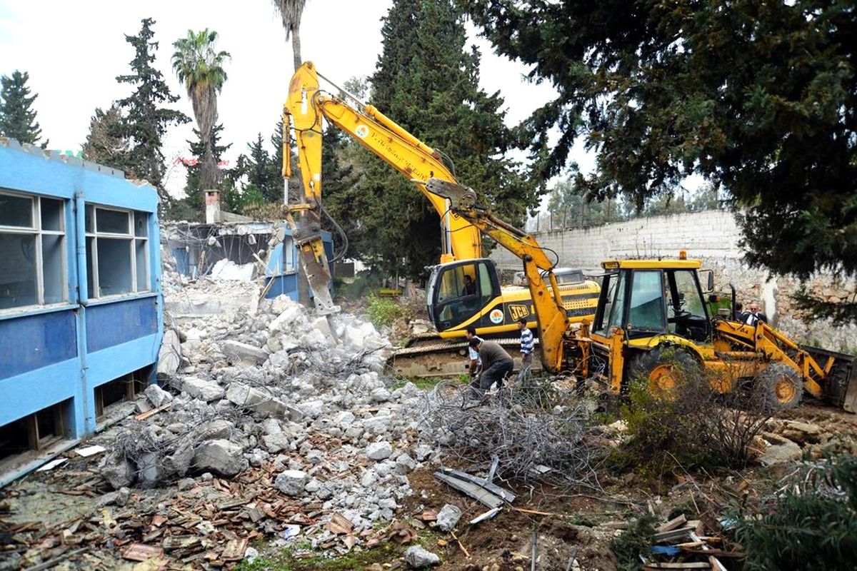 Karşıyaka Dispanseri Yıkılıyor