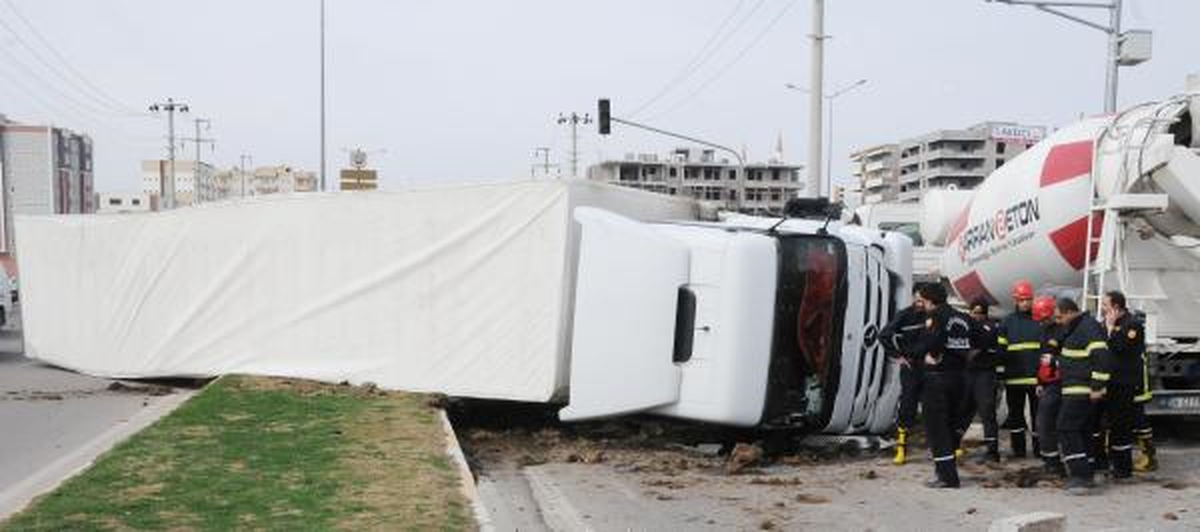 Lastiği Patlayan Tır Cip\'e Çarpıp Devrildi; 4 Yaralı
