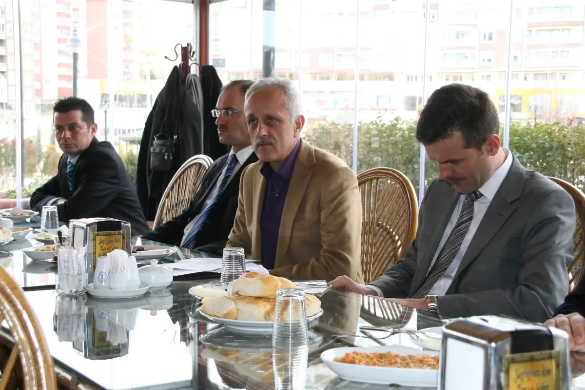 Özdemir, Gazetecilerle Bir Araya Geldi