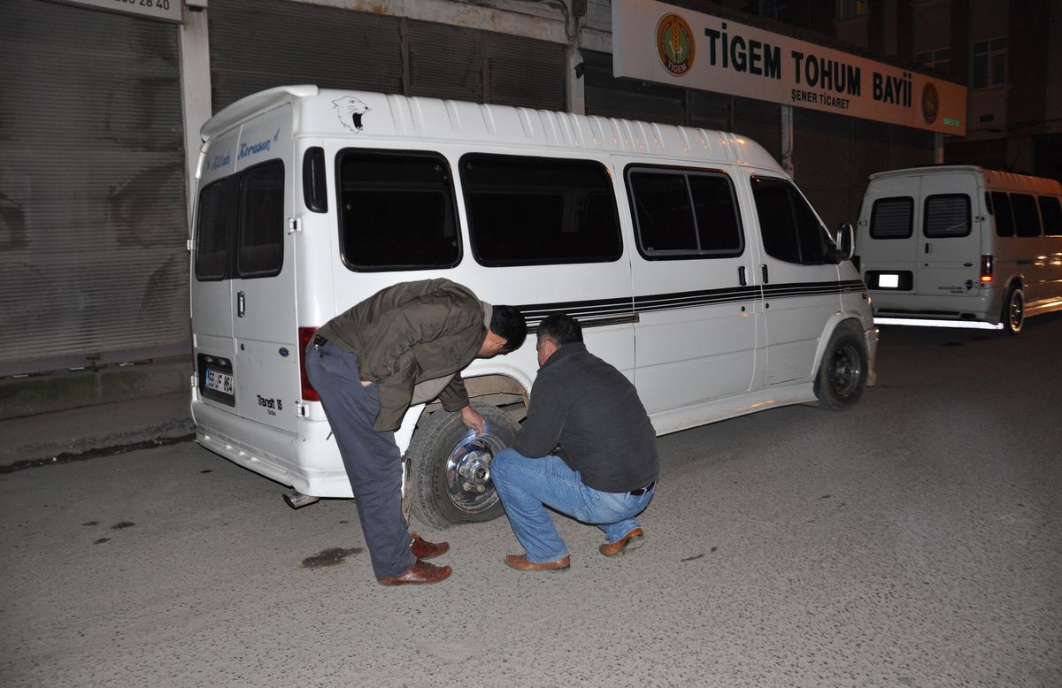 Park Halindeki Minibüsün Lastikleri Kesildi