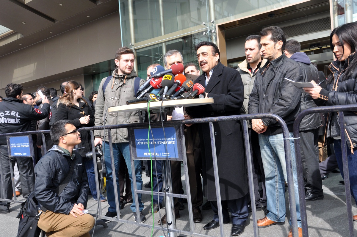 Sanatçı Dostları ve Sevenleri Hastaneye Koştu