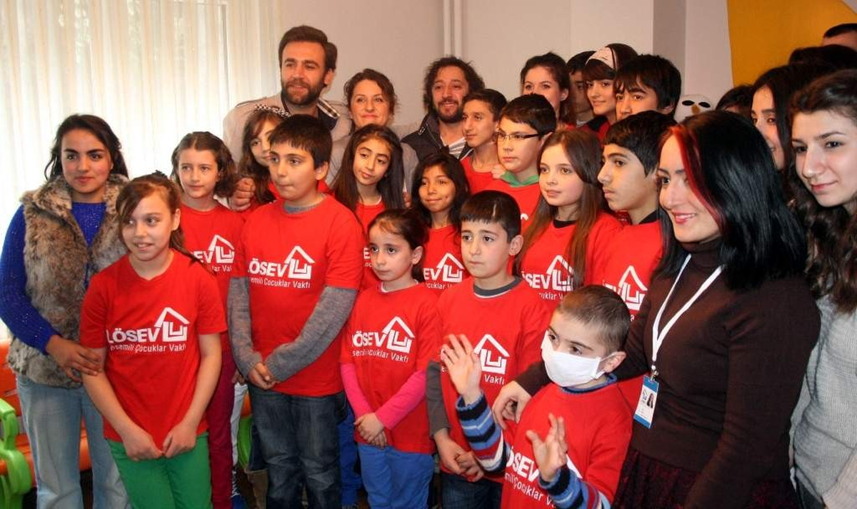 Sanatçı Fettah Can, Lösev\'de Çocuklarla Eğlendi