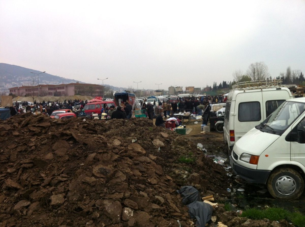 Tezeklerin İçinde Hurda Pazarı