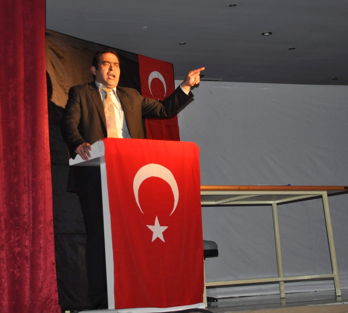 Türkeş\'i Anlatan Oyun Denizli\'de Sahnelendi