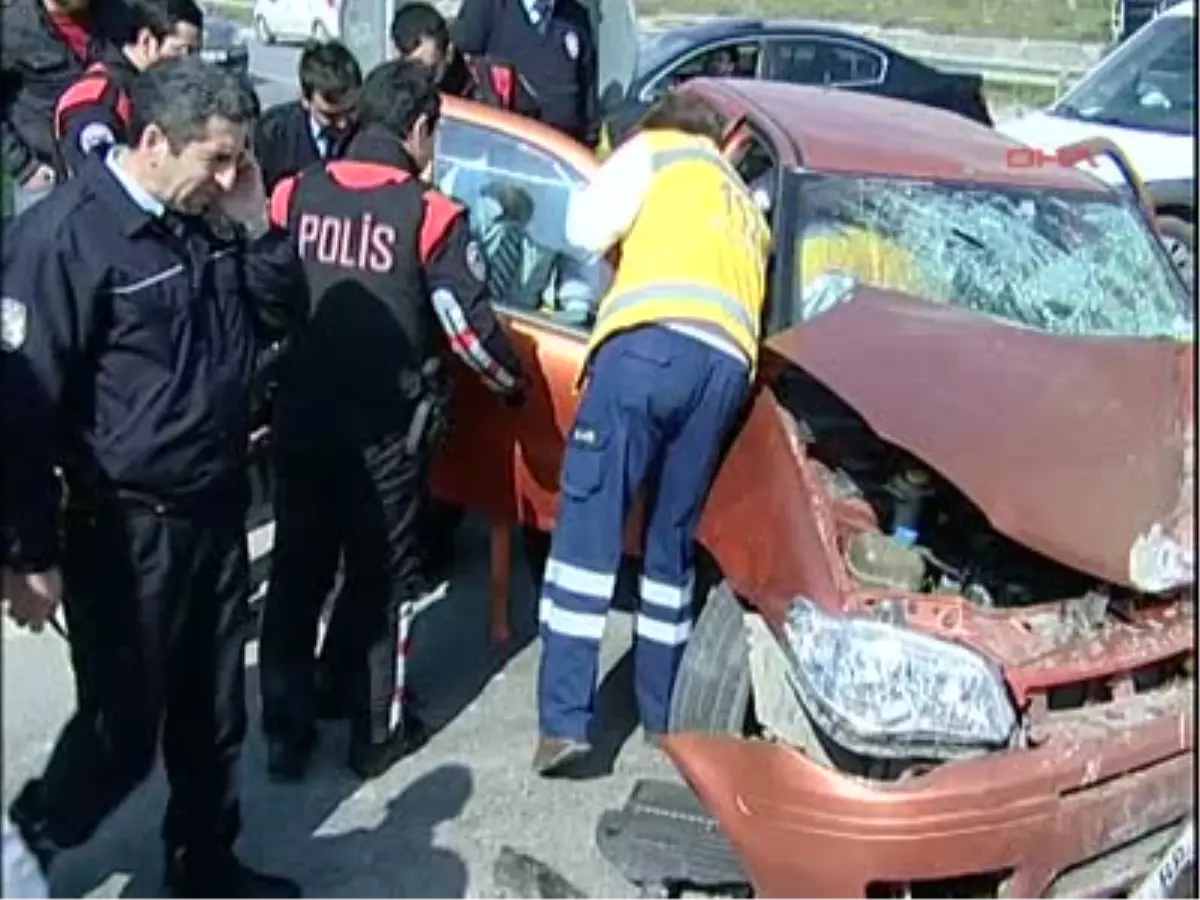 Anne Yüreği Kartal\'da, Hatalı Dönüş Yapan Kamyon Sürücü, İçinde Anne ile Oğlunun Bulunduğu...