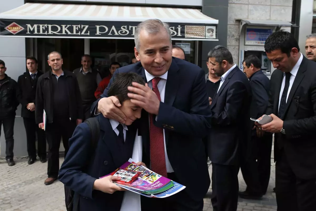 Başkan Zolan, Çocuklara Çizgi Roman Kitabı Hediye Ediyor
