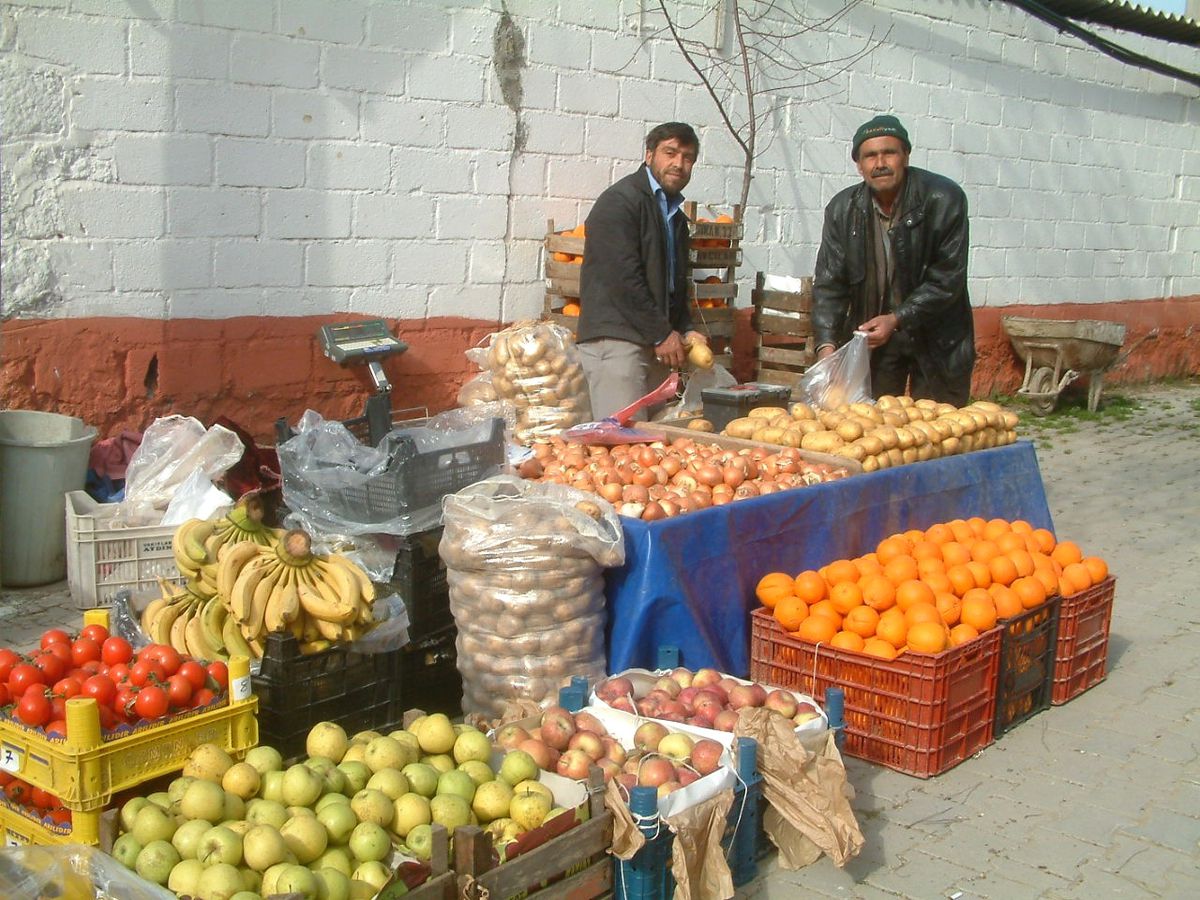 Burhaniye\'de Köy Manavı İlgi Gördü