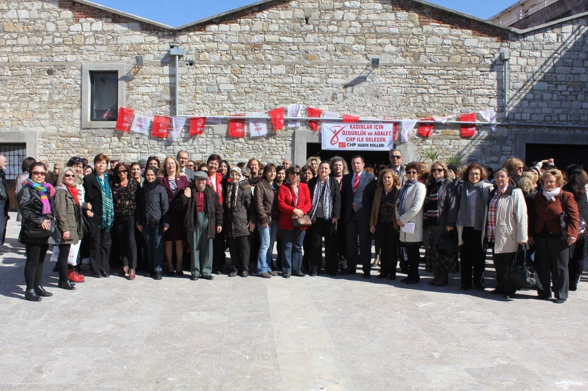 CHP Urla Kadın Kolları, Resim ve Seramik Sergisi Açtı