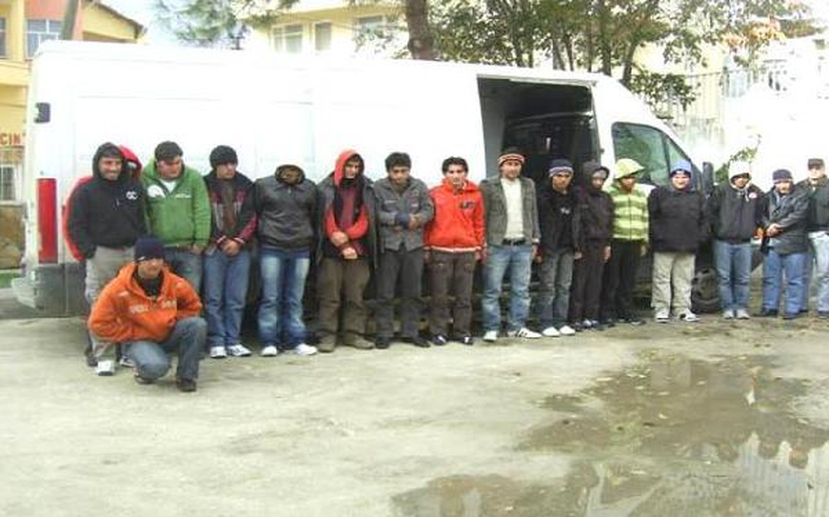Dikili\'de 37 Kaçak Yakalandı, Organizatör Tutuklandı
