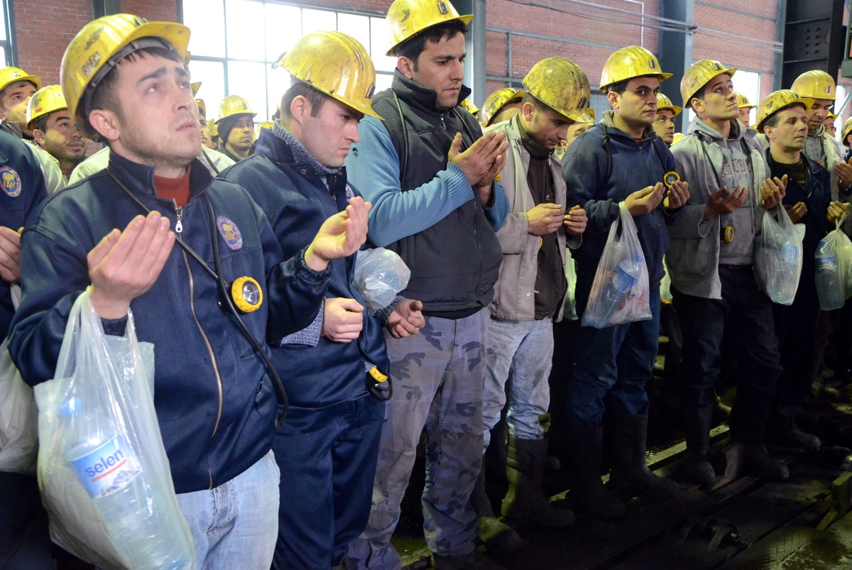 Grizu\'da Ölen 263 Maden İşçisi Dualarla Anıldı