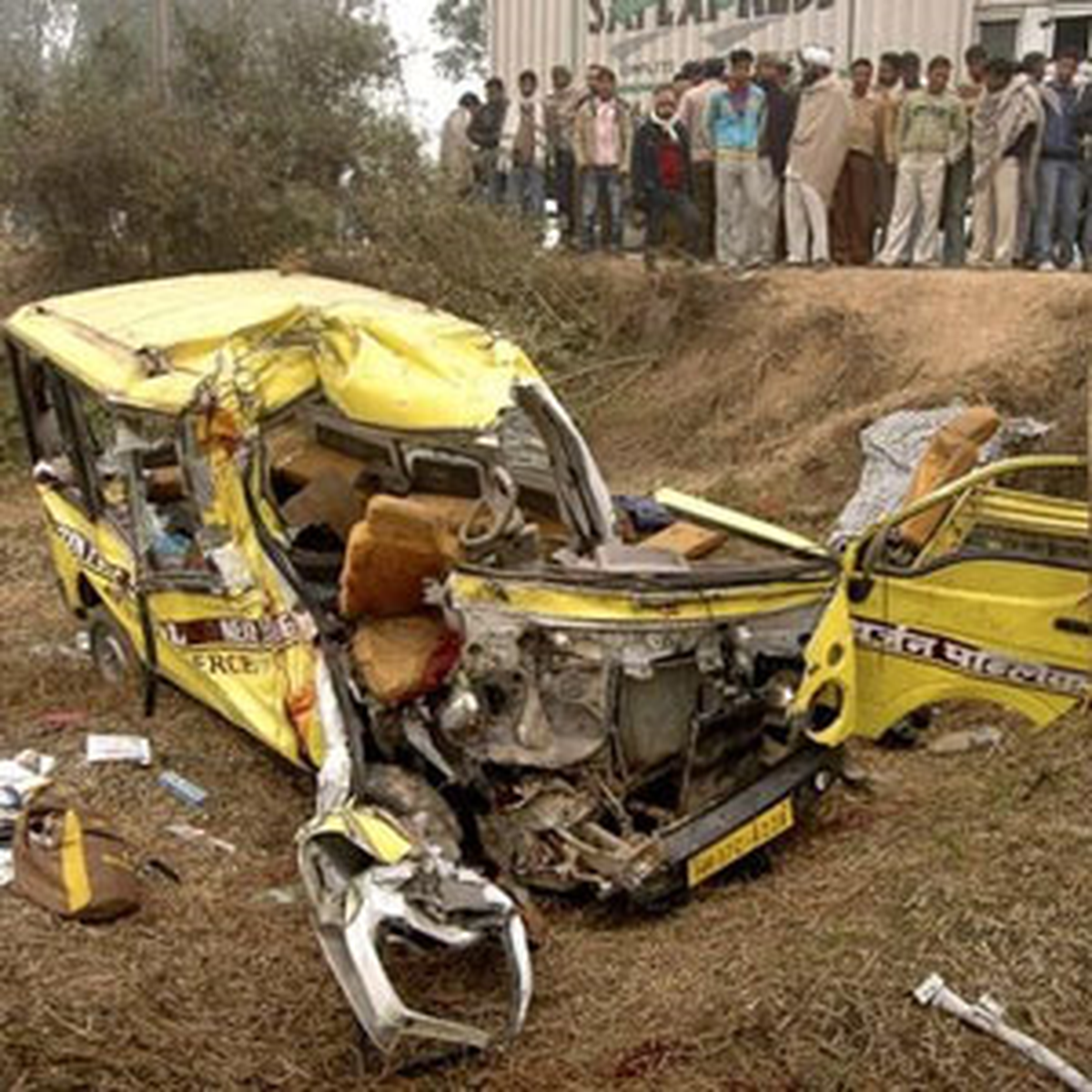 Hindistan\'da Okul Servisi Kamyonla Çarpıştı: 11 Çocuk Hayatını Kaybetti