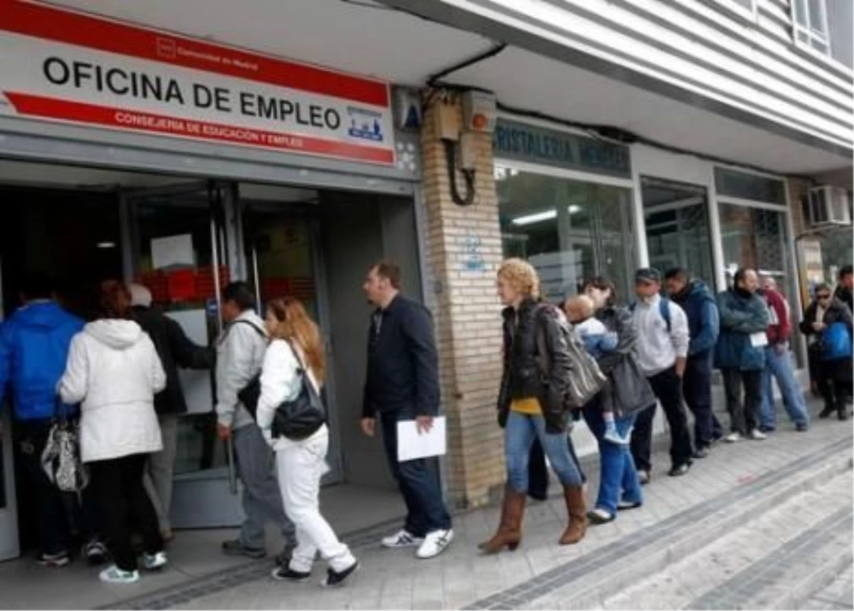 İspanya\'da Kayıtlı İşsiz Sayısı İlk Kez 5 Milyonu Aştı