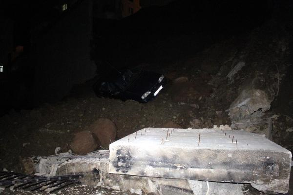 İstinat Duvarı Çöktü, 4 Otomobil Hasar Gördü