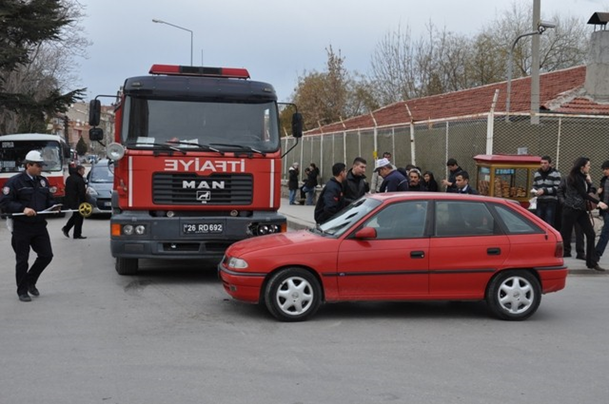 İtfaiye Aracının Karıştığı Trafik Kazasında 2 Kişi Yaralandı