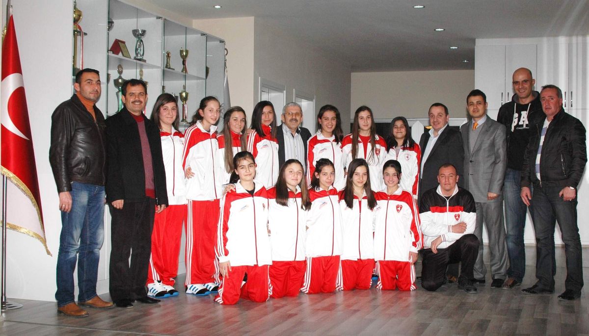 Kupayı Getirdiler, Hediyeyi Aldılar
