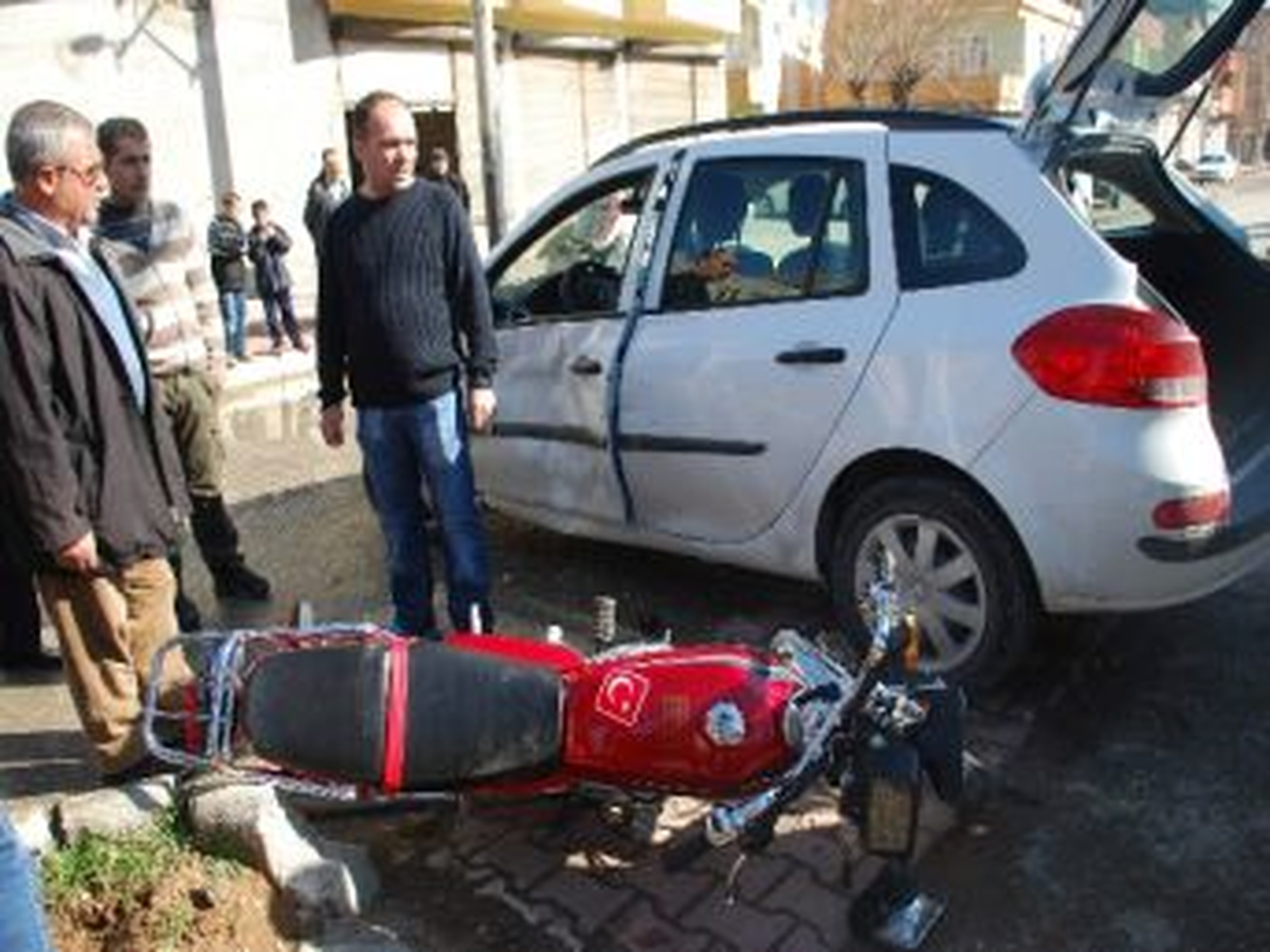 Motosiklet ile Otomobil Çarpıştı: 2 Yaralı