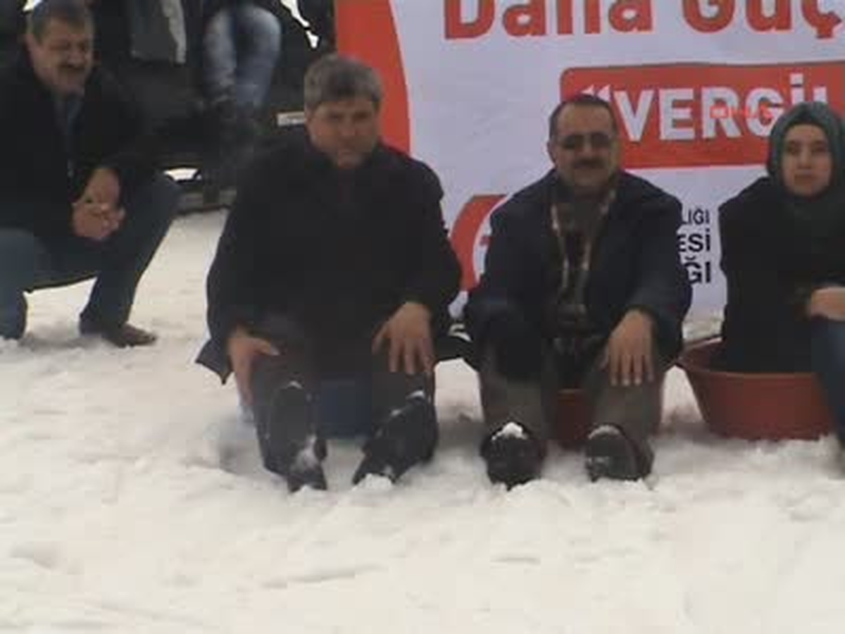 Muş Maliyecilerden Leğenli Kayak Yarışı