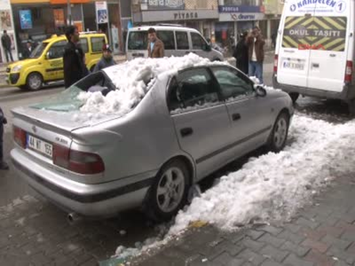 Muş Üzerine Kar Kütlesi Düşen Araç
