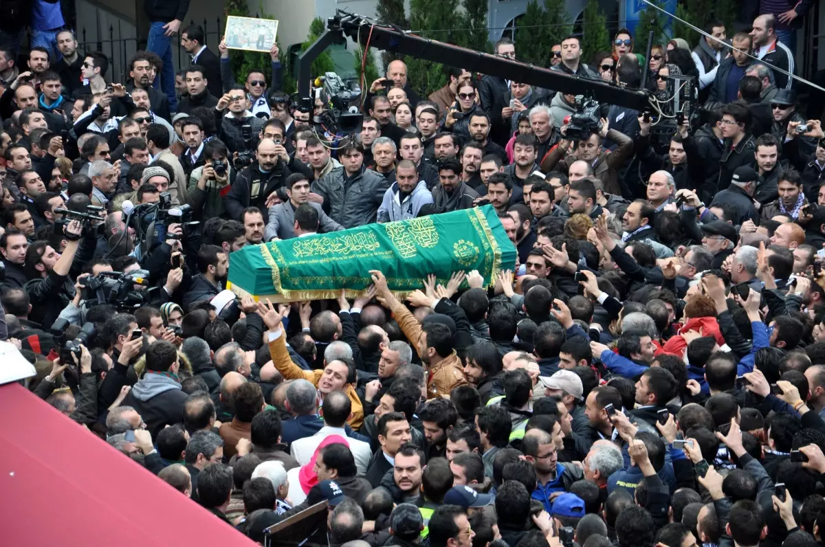 Müslüm Gürses'i Binlerce Hayranı Uğurladı