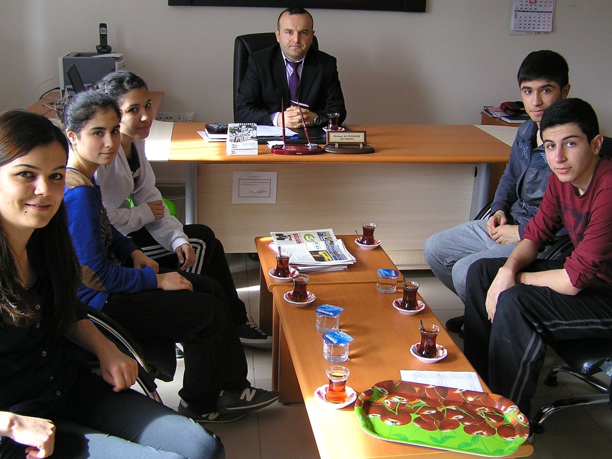Öğrencilerin Müdürle Çay Keyfi