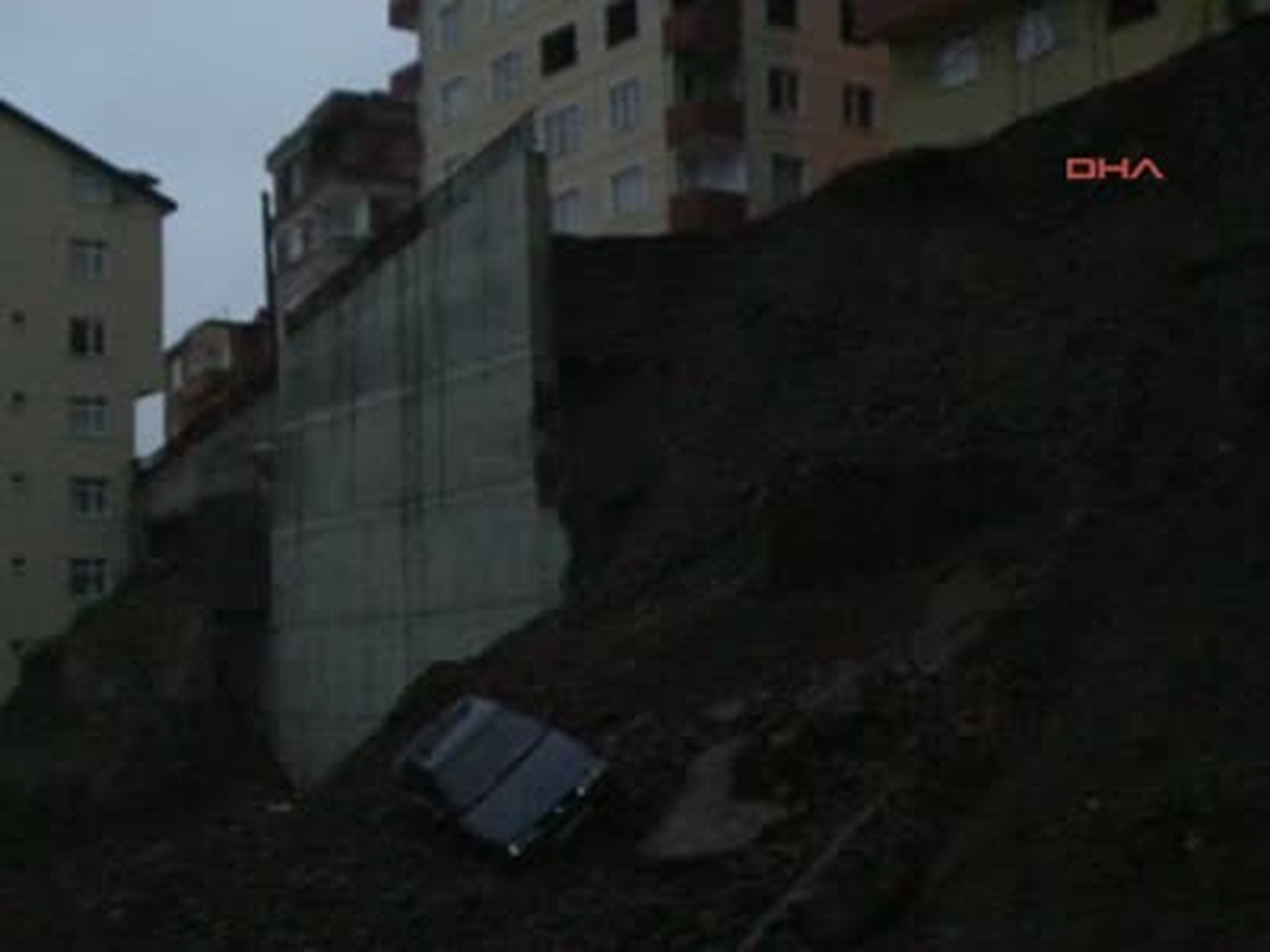 Yolun İstinat Duvarı Çöktü, 4 Otomobil Hasar Gördü