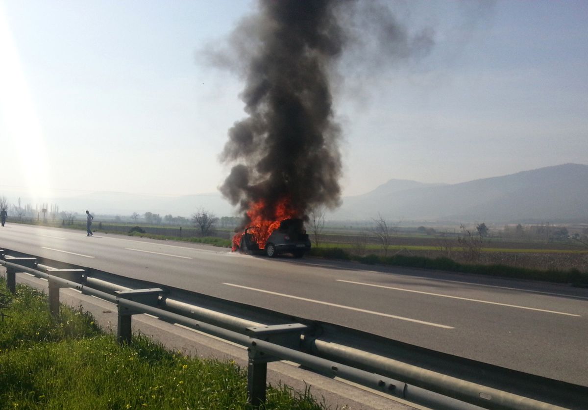 Otobanda Alev Alan Otomobil Cayır Cayır Yandı