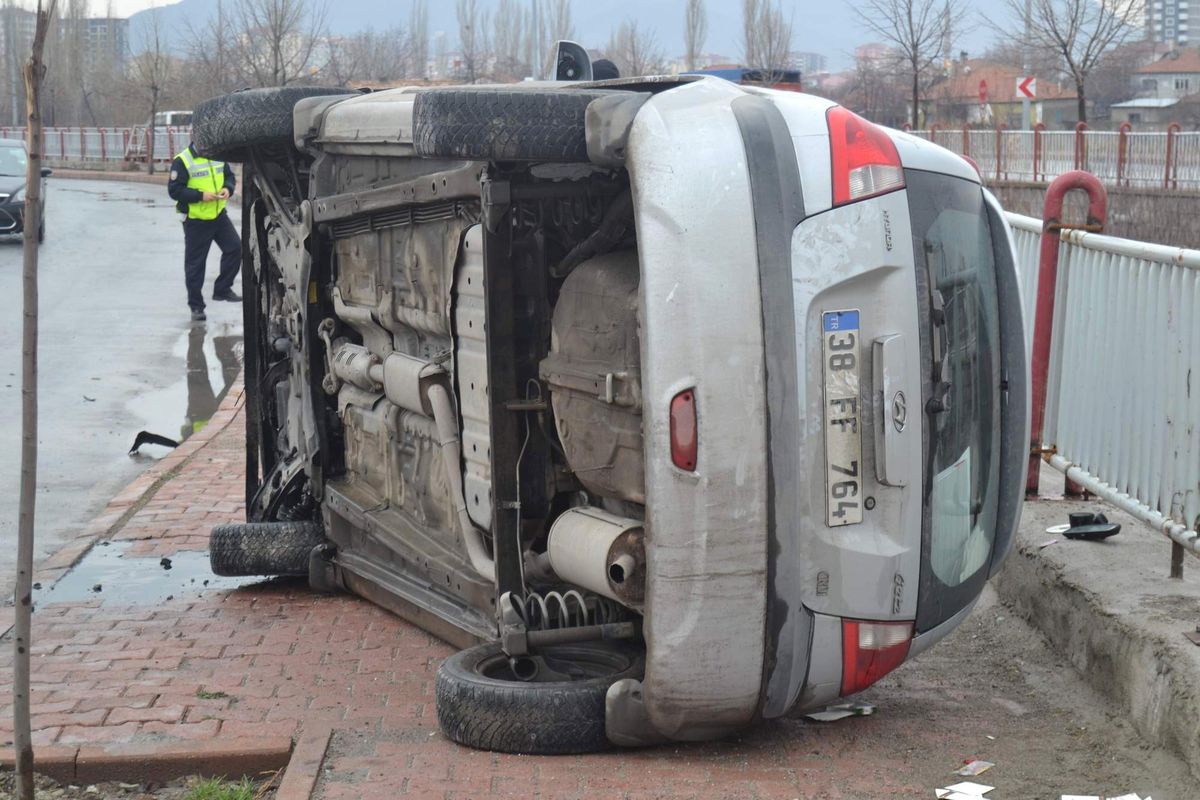 Otomobil Kanala Uçmaktan Kurtuldu: 3 Yaralı