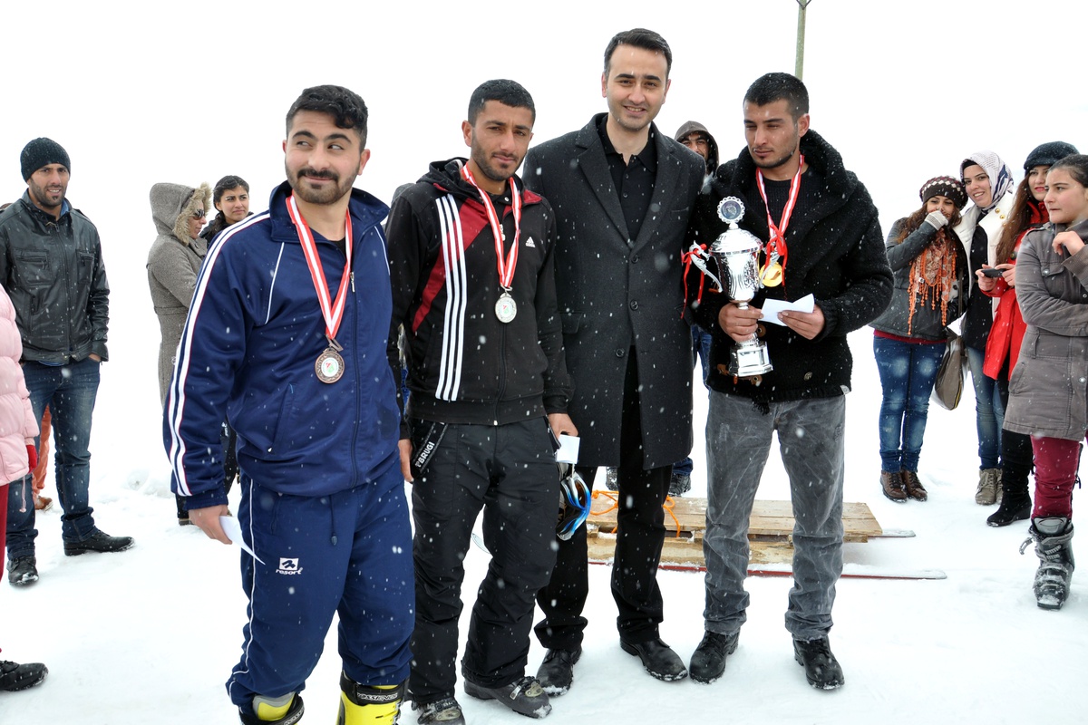 Ovacık Kaymakamlığı Kayak Yarışması Düzenledi